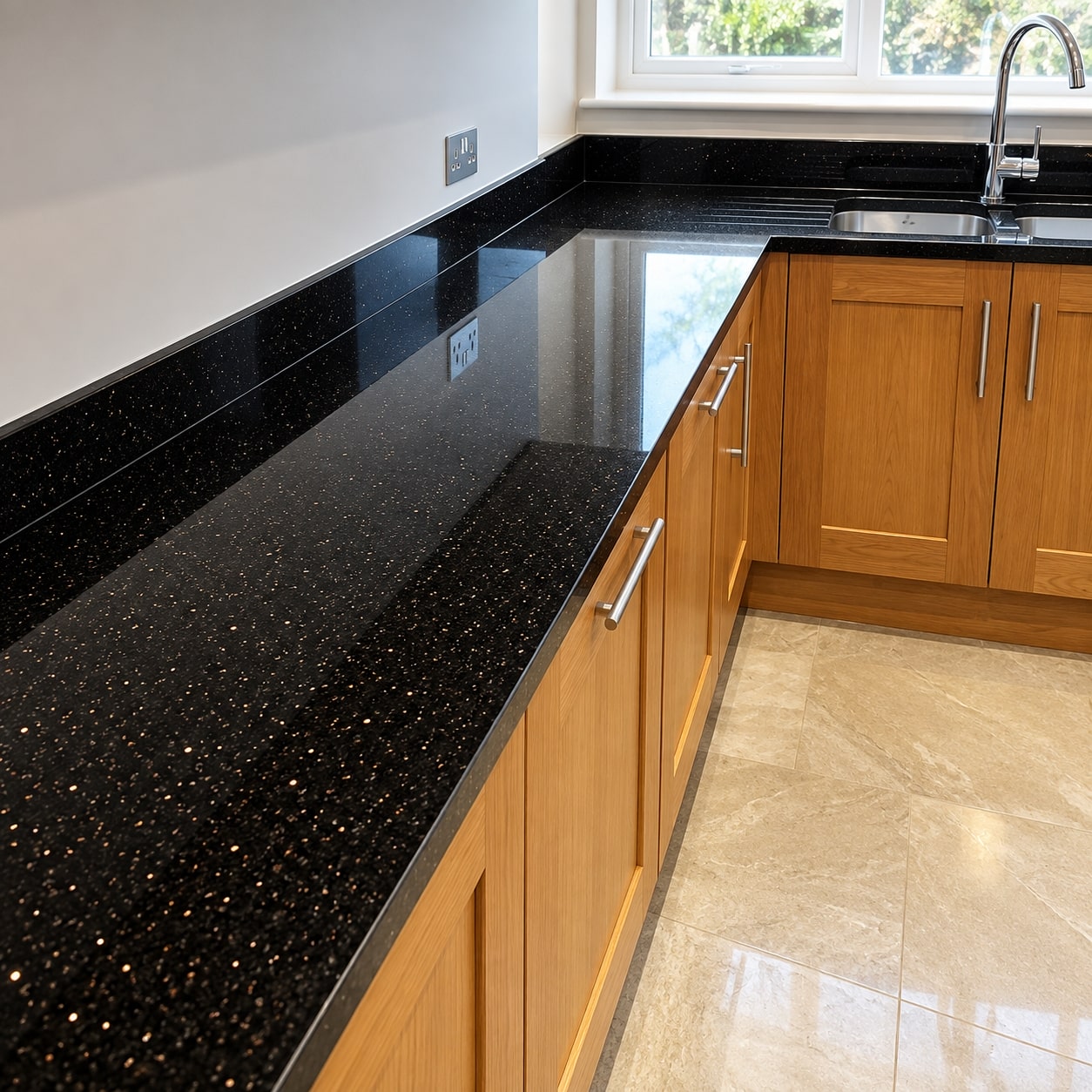 1 bao-gia-thi-cong-tu-bep-go-granite-den-hcm-trong-interior