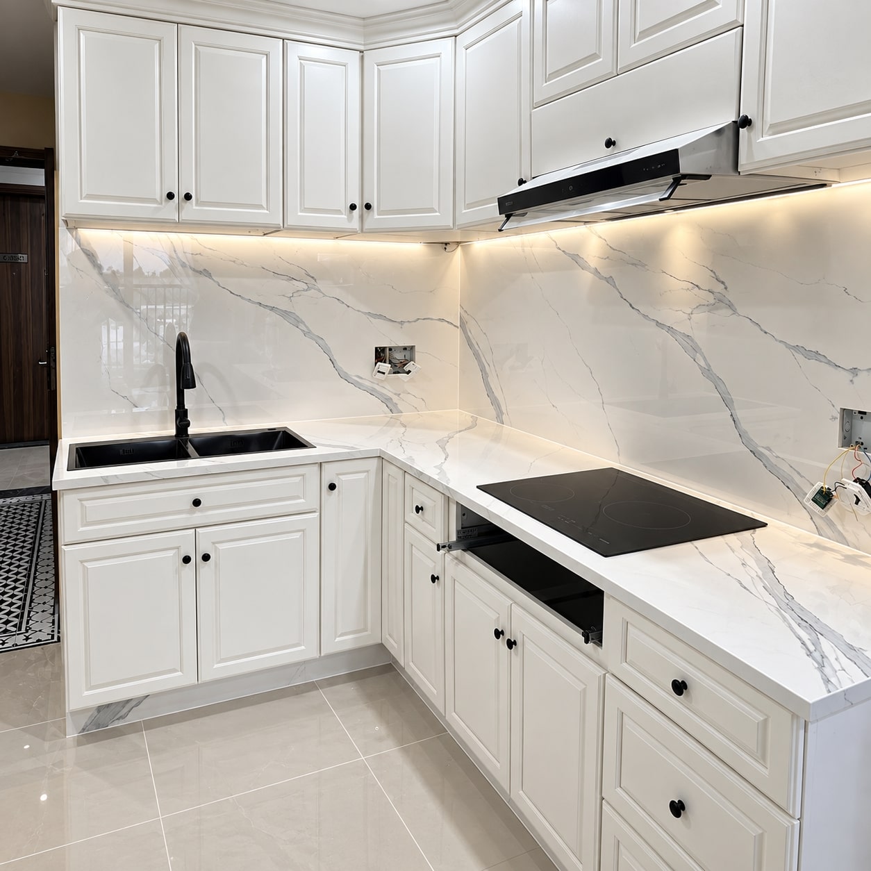2 bao-gia-thi-cong-tu-bep-trang-marble-hcm-trong-interior