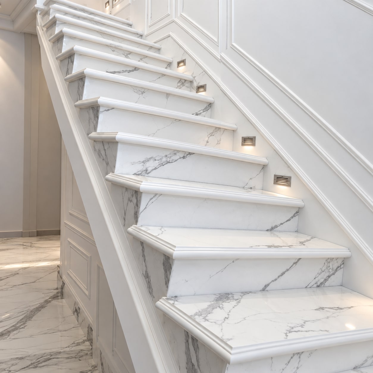 20 bao-gia-thi-cong-cau-thang-marble-trang-van-xam-led-hcm-trong-interior