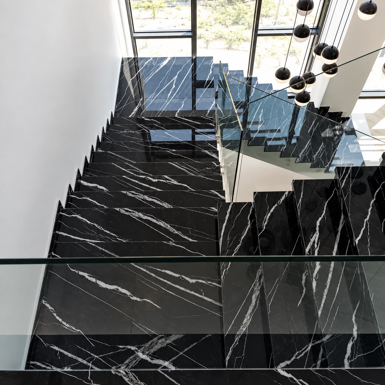 5 bao-gia-thi-cong-cau-thang-marble-den-bong-symmetry-hcm-trong-interior