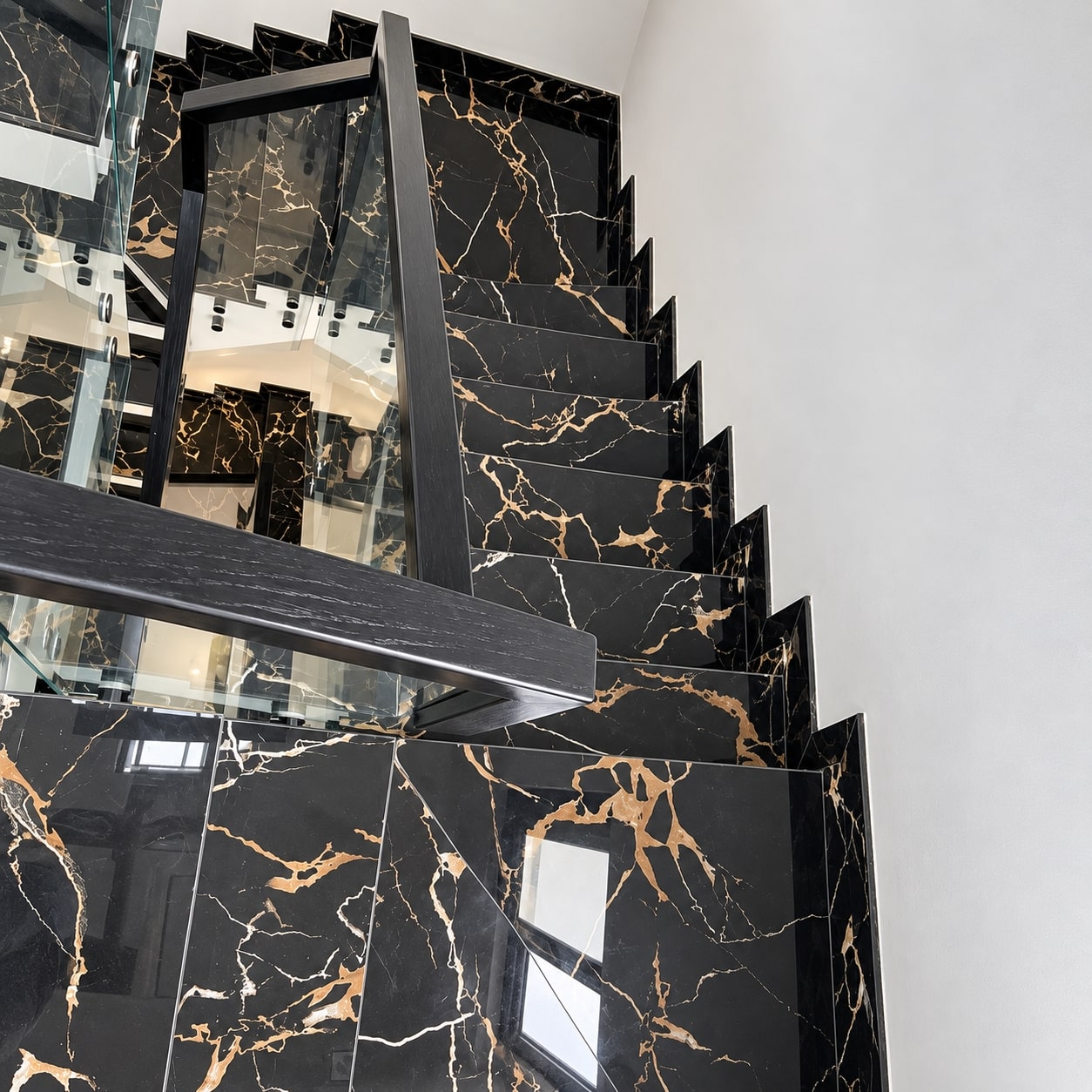 6 bao-gia-thi-cong-cau-thang-marble-van-trang-vang-hcm-trong-interior